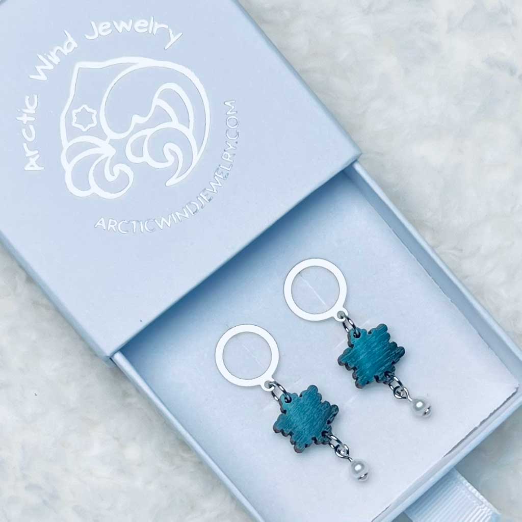 Northern Lights in Magical Snowflakes Wooden Sterling Silver 925 with Pearl -earrings bring the magical northern winter and northern lights to you there where you ever are.
